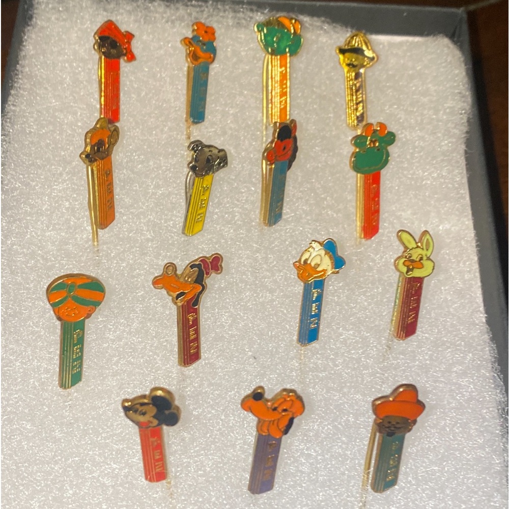 PEZ Vintage 15 Pins NO FEET Pins Rare Complete Set from 1970s with Disney Pins !